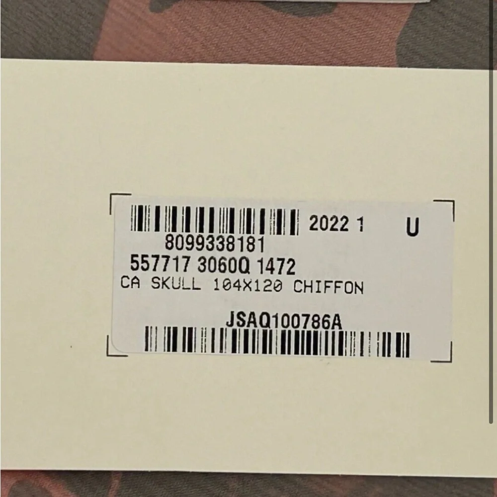 sold out ALEXANDER MCQUEEN
Skull-Print Silk Scarf - Picture 6 of 7